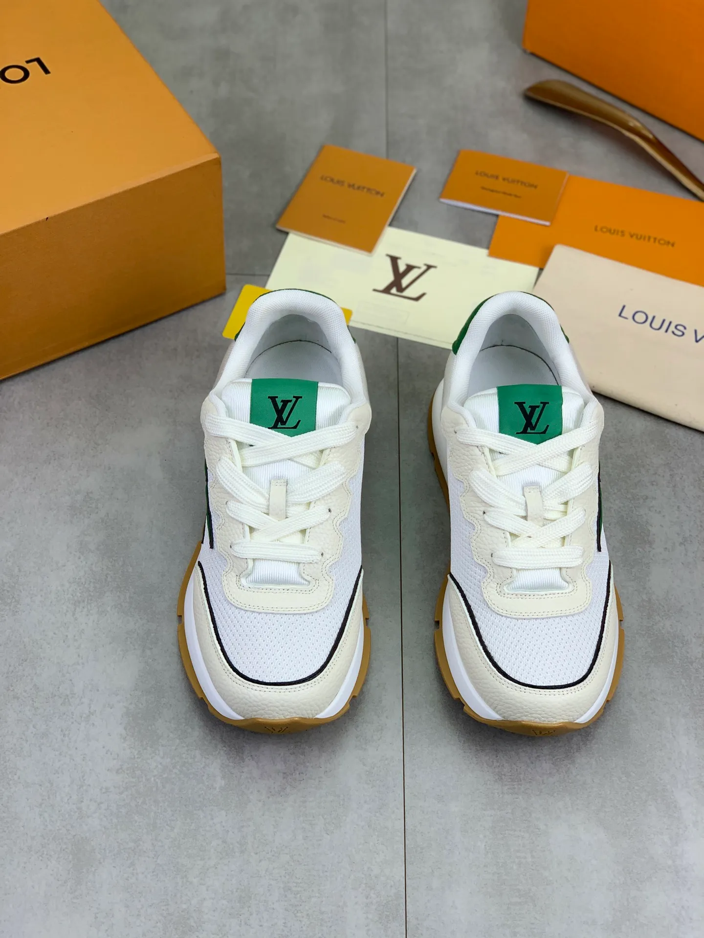 Factory price P700 💶 Top version [LOUIS VUITTON] Couple 🧑‍🤝‍🧑 Craftsman style Counter series (original order) New style 🍀LV Louis Vuitton - top version LV classic high-top trendy shoes! Made of imported original craft calfskin, original breathable lining, and original wear-resistant, lightweight, high-end TPU outsole! High quality products! 4️⃣ colors available, size: female 35-39, male 39-44 (female 40, male 45 46 customized)